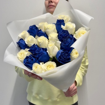 Букет из 25 синих и белых роз