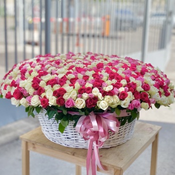 1001 розы в корзине Микс